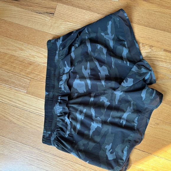 Athleta Mesh Raver Run Shorts 4 in - Picture 5 of 6